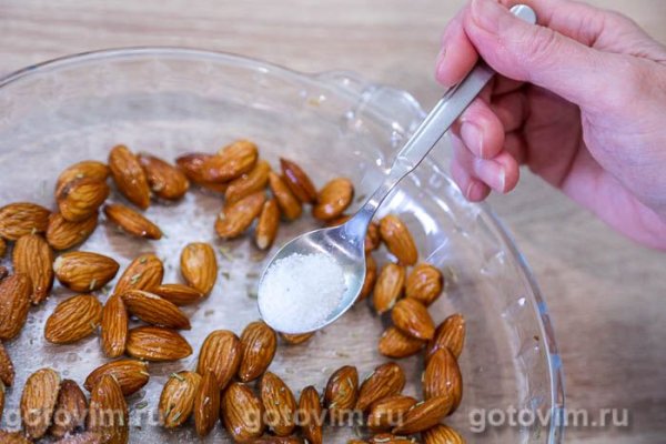 Солёный миндаль с розмарином в микроволновке