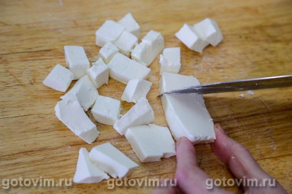 Салат из огурцов с каймаком, чесноком, перцем чили и зеленью