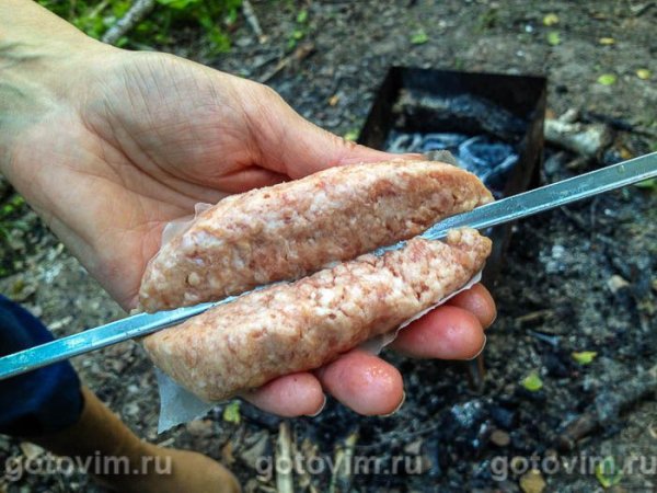 Котлеты на шампурах на мангале (вариант люля-кебаба) Котлеты на шампурах на мангале (вариант люля-кебаба)