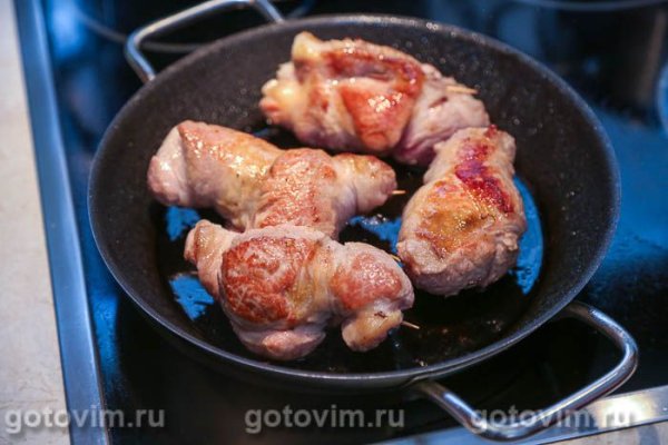 Рулетики из свинины с жареными лисичками в сметане Рулетики из свинины с жареными лисичками в сметане