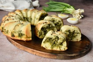 Заливной пирог с черемшой и яйцом