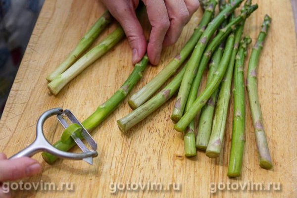 Тёплый салат из спаржи, яиц и паштета