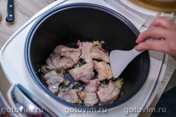 Свинина, жаренная с зелёной спаржей и макаронами в мультиварке