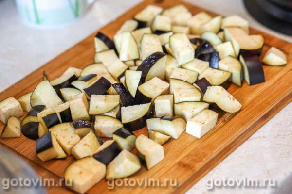 Стейки из лосося с пряными баклажанами с  изюмом