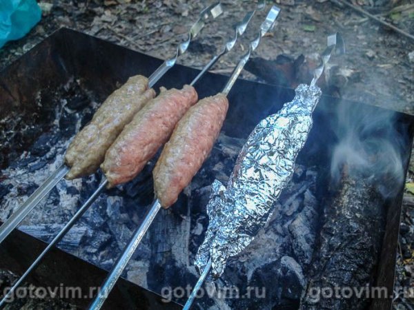 Котлеты на шампурах на мангале (вариант люля-кебаба) Котлеты на шампурах на мангале (вариант люля-кебаба)
