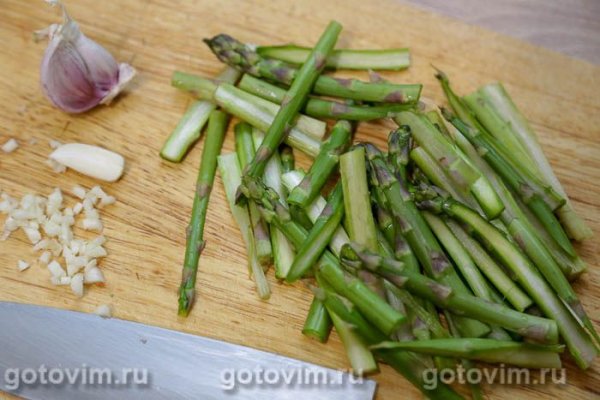 Тёплый салат из спаржи, яиц и паштета