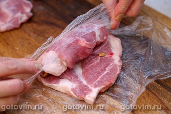 Рулетики из свинины с жареными лисичками в сметане Рулетики из свинины с жареными лисичками в сметане