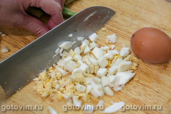 Тёплый салат из спаржи, яиц и паштета