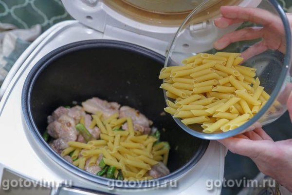Свинина, жаренная с зелёной спаржей и макаронами в мультиварке