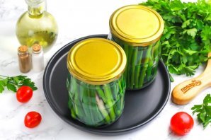 Маринованный молодой чеснок