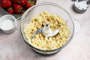 Простой пирог с клубникой