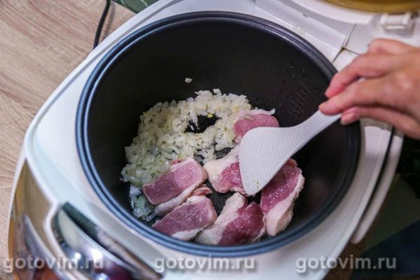 Свинина, жаренная с зелёной спаржей и макаронами в мультиварке