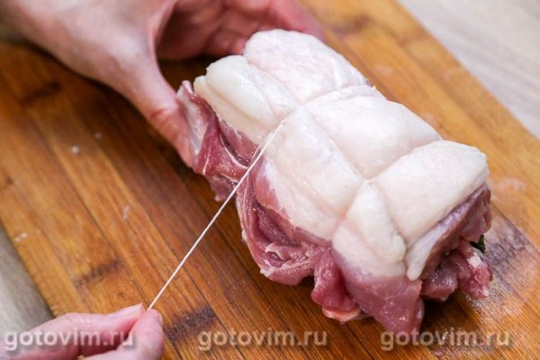 Свиной рулет с зелёной спаржей в мультиварке Свиной рулет с зелёной спаржей в мультиварке