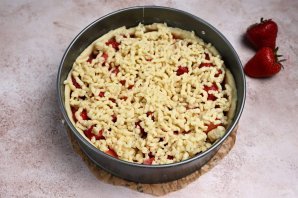 Простой пирог с клубникой