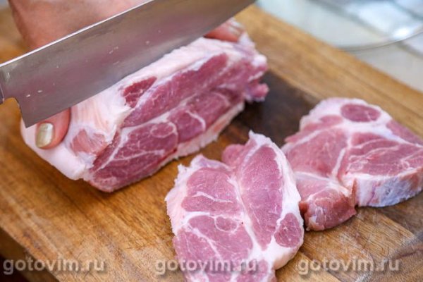 Рулетики из свинины с жареными лисичками в сметане Рулетики из свинины с жареными лисичками в сметане