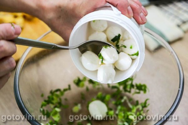 Овощной салат с редисом, огурцом, моцареллой и омлетом
