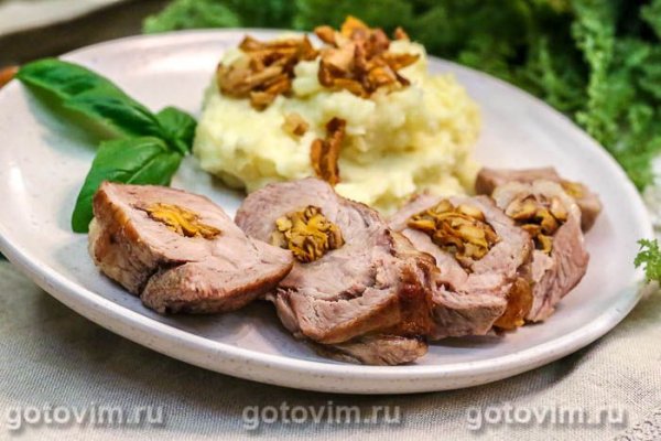Рулетики из свинины с жареными лисичками в сметане Рулетики из свинины с жареными лисичками в сметане