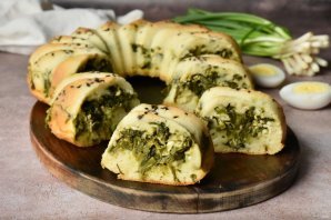Заливной пирог с черемшой и яйцом