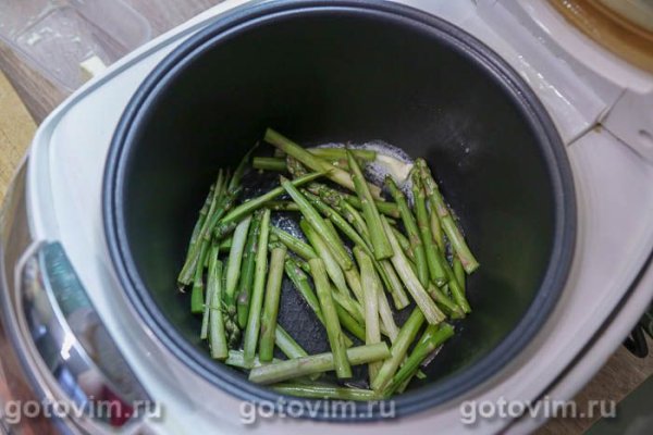 Тёплый салат из спаржи, яиц и паштета