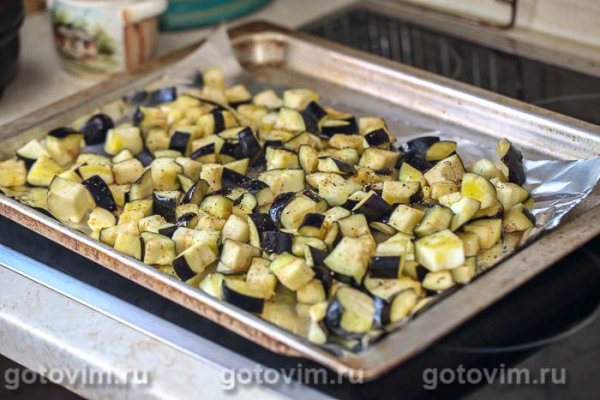 Стейки из лосося с пряными баклажанами с  изюмом