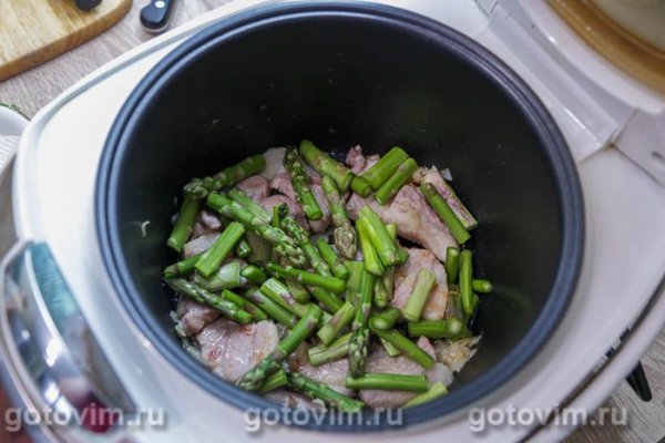 Свинина, жаренная с зелёной спаржей и макаронами в мультиварке