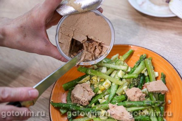 Тёплый салат из спаржи, яиц и паштета