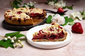Простой пирог с клубникой