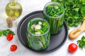 Маринованный молодой чеснок