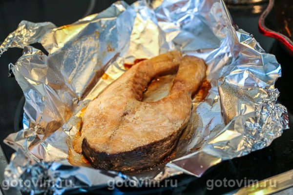 Стейки из лосося с пряными баклажанами с  изюмом