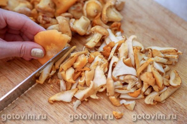 Рулетики из свинины с жареными лисичками в сметане Рулетики из свинины с жареными лисичками в сметане