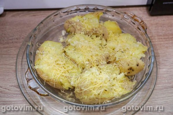 Мятая картошка в мундире с чесноком и сыром в микроволновке