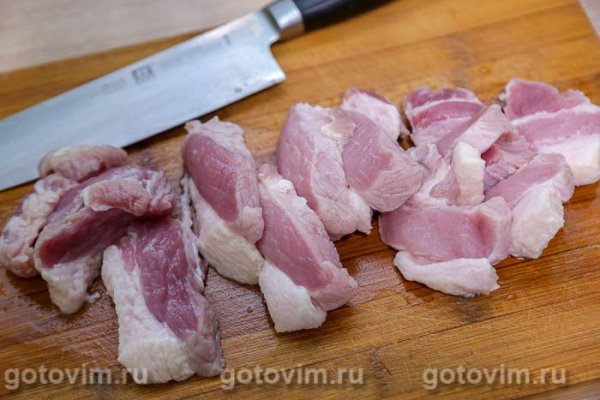 Свинина, жаренная с зелёной спаржей и макаронами в мультиварке