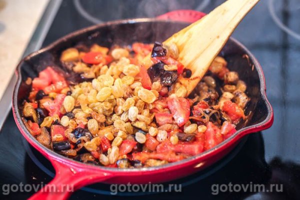 Стейки из лосося с пряными баклажанами с  изюмом