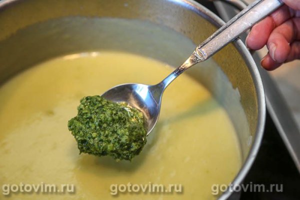 Суп-пюре из кабачков с песто из петрушки