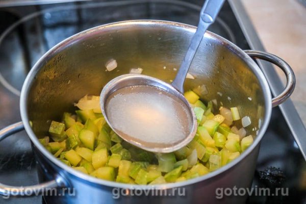 Суп-пюре из кабачков с песто из петрушки