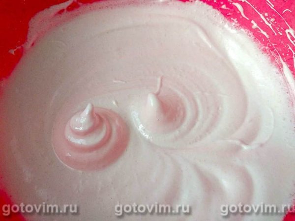 Творожный пирог с персиками и воздушной меренгой
