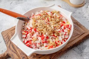 Салат из крабовых палочек и печени трески
