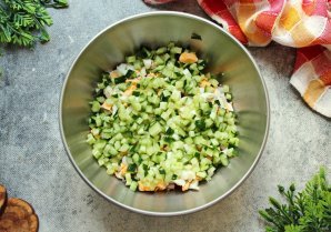 Холодный борщ с курицей и маринованной свеклой