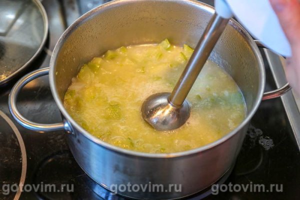 Суп-пюре из кабачков с песто из петрушки
