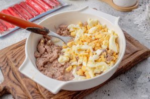 Салат из крабовых палочек и печени трески