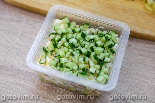 Слоеный салат из копченой скумбрии с картофелем и свежим огурцом