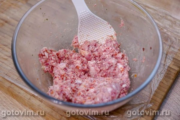 Мясные зразы с яйцом, луком и зеленью в мультиварке