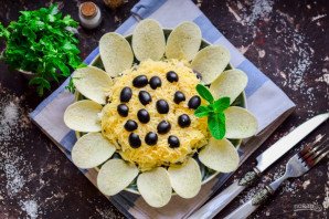 Салат "Подсолнух" с ананасами Салат "Подсолнух" с ананасами