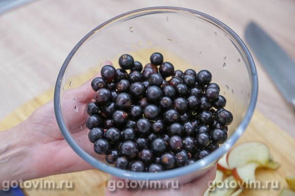 Компот из черной смородины и яблок в мультиварке Компот из черной смородины и яблок в мультиварке