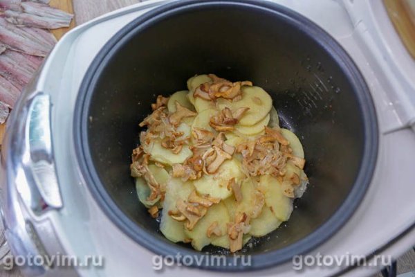 Запеканка из салаки, картофеля и лисичек в мультиварке
