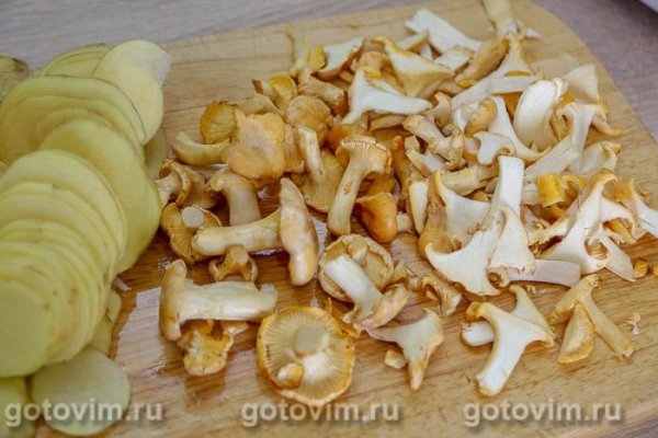 Запеканка из салаки, картофеля и лисичек в мультиварке