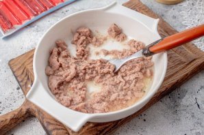 Салат из крабовых палочек и печени трески