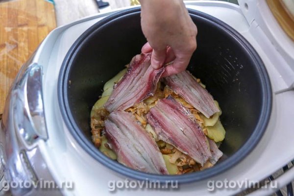 Запеканка из салаки, картофеля и лисичек в мультиварке
