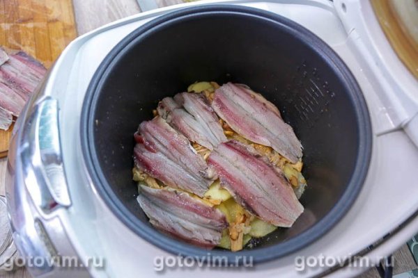 Запеканка из салаки, картофеля и лисичек в мультиварке