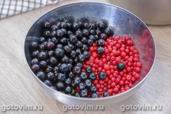 Компот из красной и чёрной смородины в мультиварке